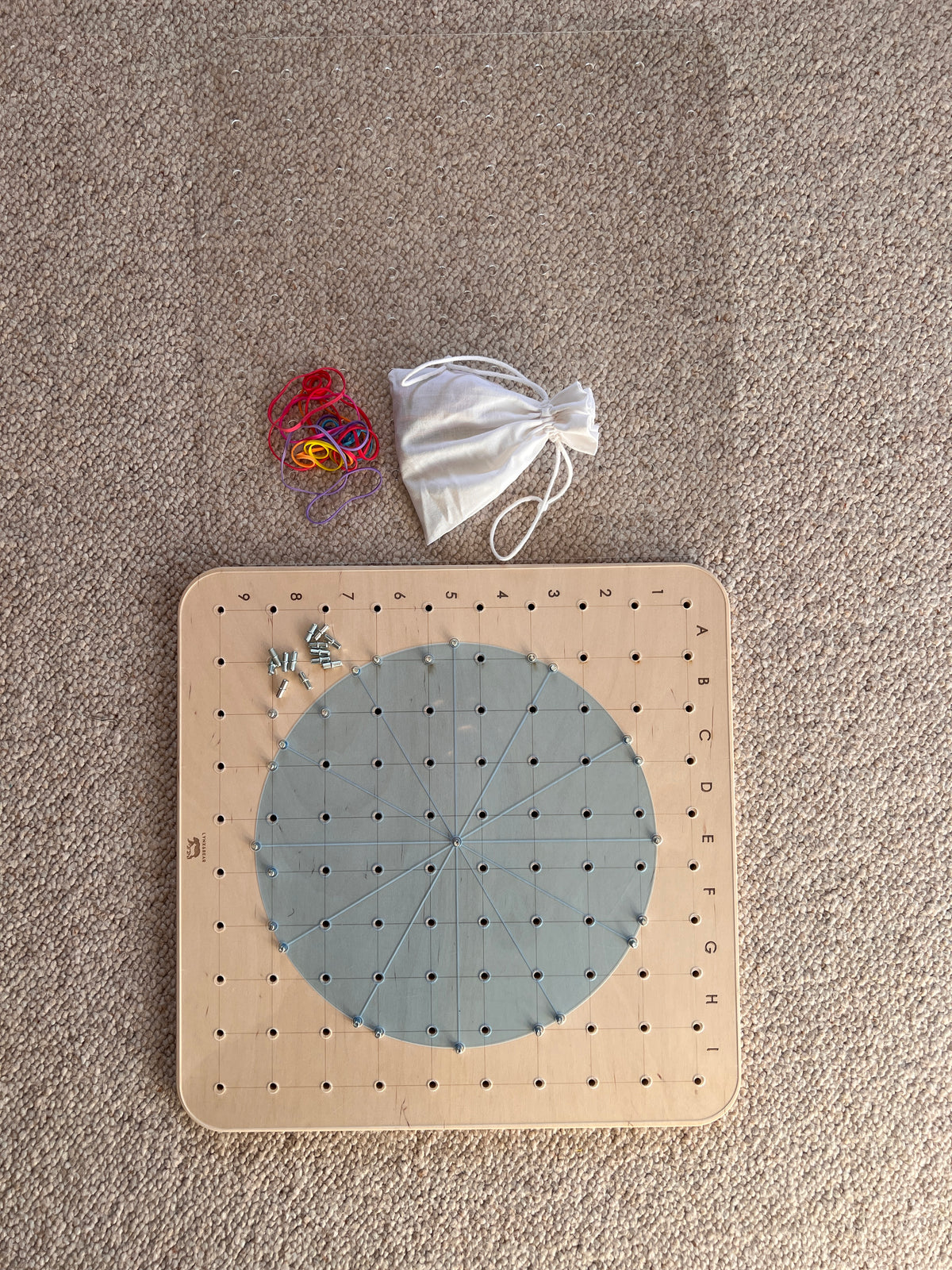 Drewniany geoplan edukacyjny dla dzieci 45 × 45 cm – geometria, kodowanie, ułamki i nauka zegara