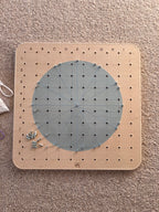 Drewniany geoplan edukacyjny dla dzieci 45 × 45 cm – geometria, kodowanie, ułamki i nauka zegara