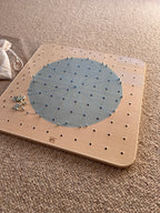 Drewniany geoplan edukacyjny dla dzieci 45 × 45 cm – geometria, kodowanie, ułamki i nauka zegara