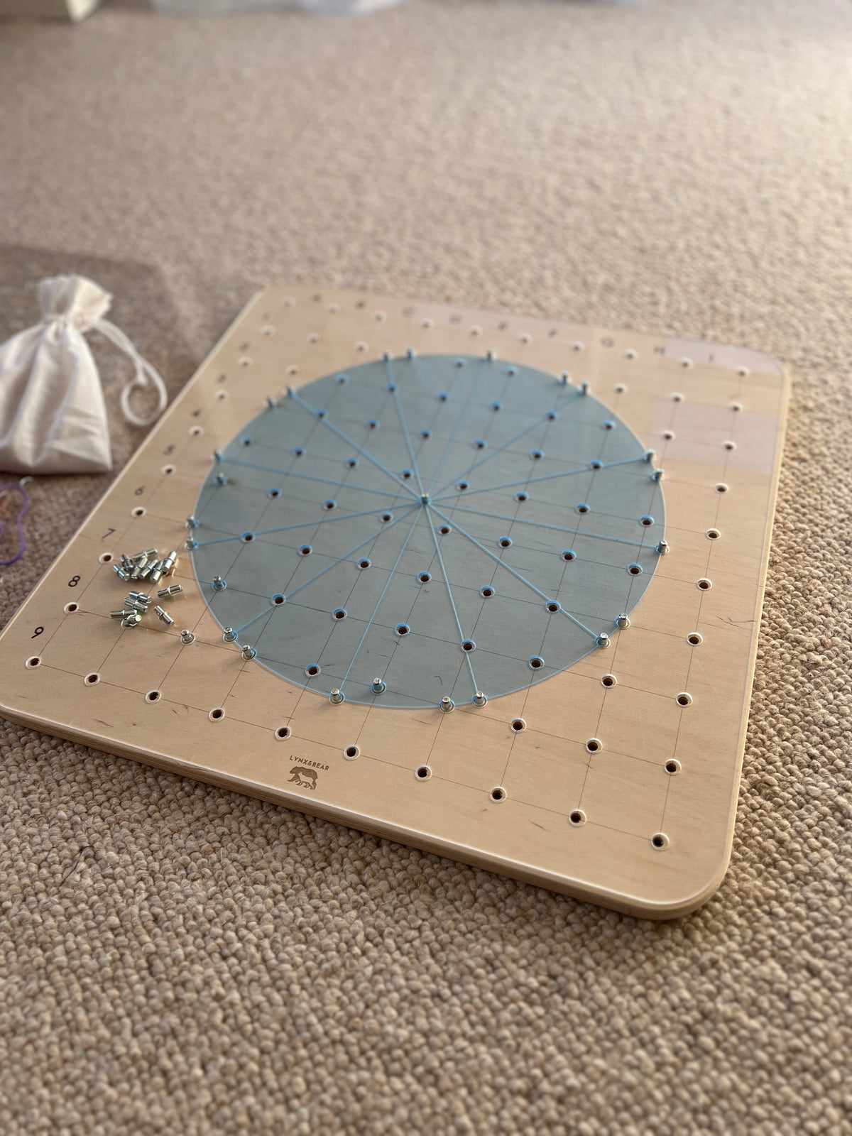 Drewniany geoplan edukacyjny dla dzieci 45 × 45 cm – geometria, kodowanie, ułamki i nauka zegara