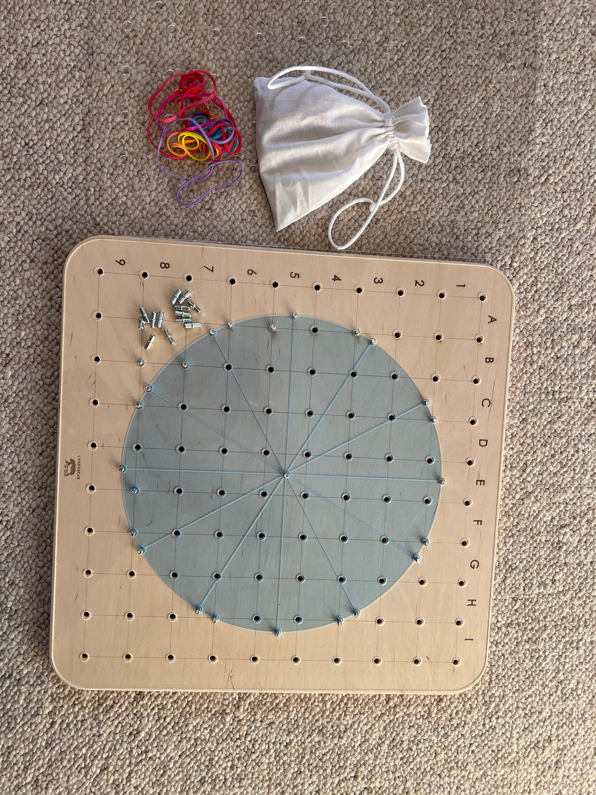 Drewniany geoplan edukacyjny dla dzieci 45 × 45 cm – geometria, kodowanie, ułamki i nauka zegara