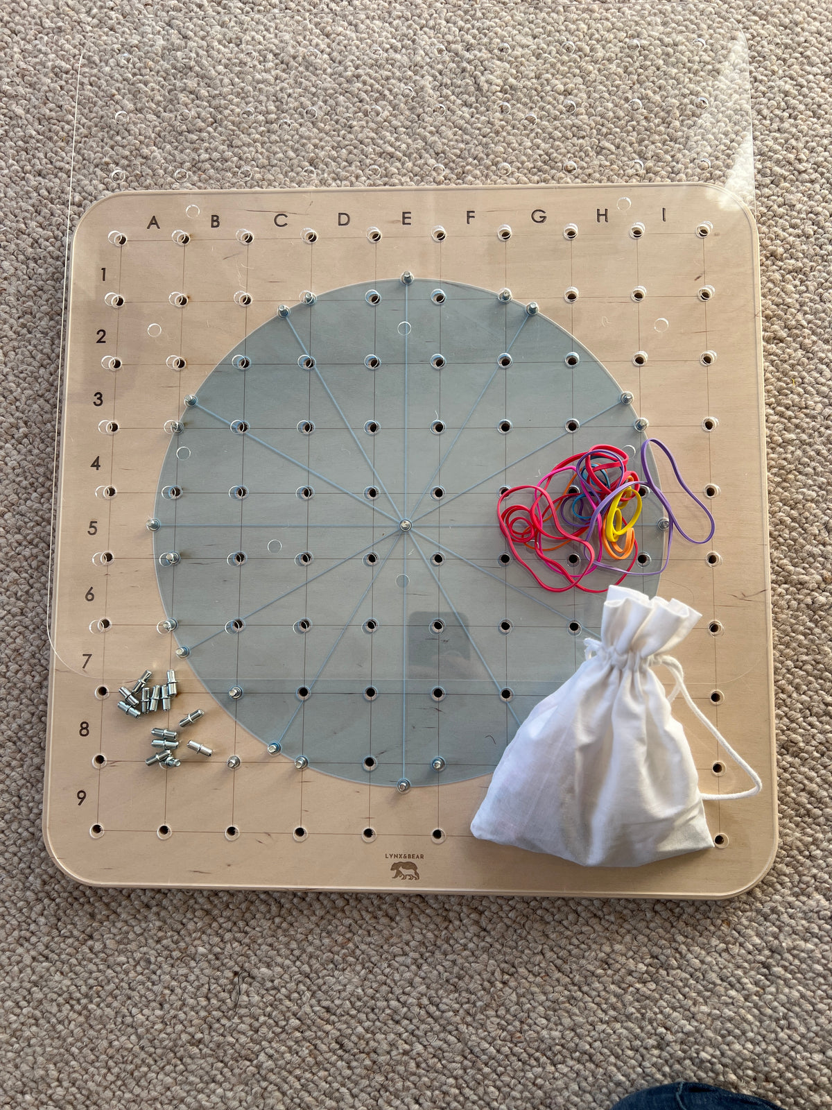 Drewniany geoplan edukacyjny dla dzieci 45 × 45 cm – geometria, kodowanie, ułamki i nauka zegara