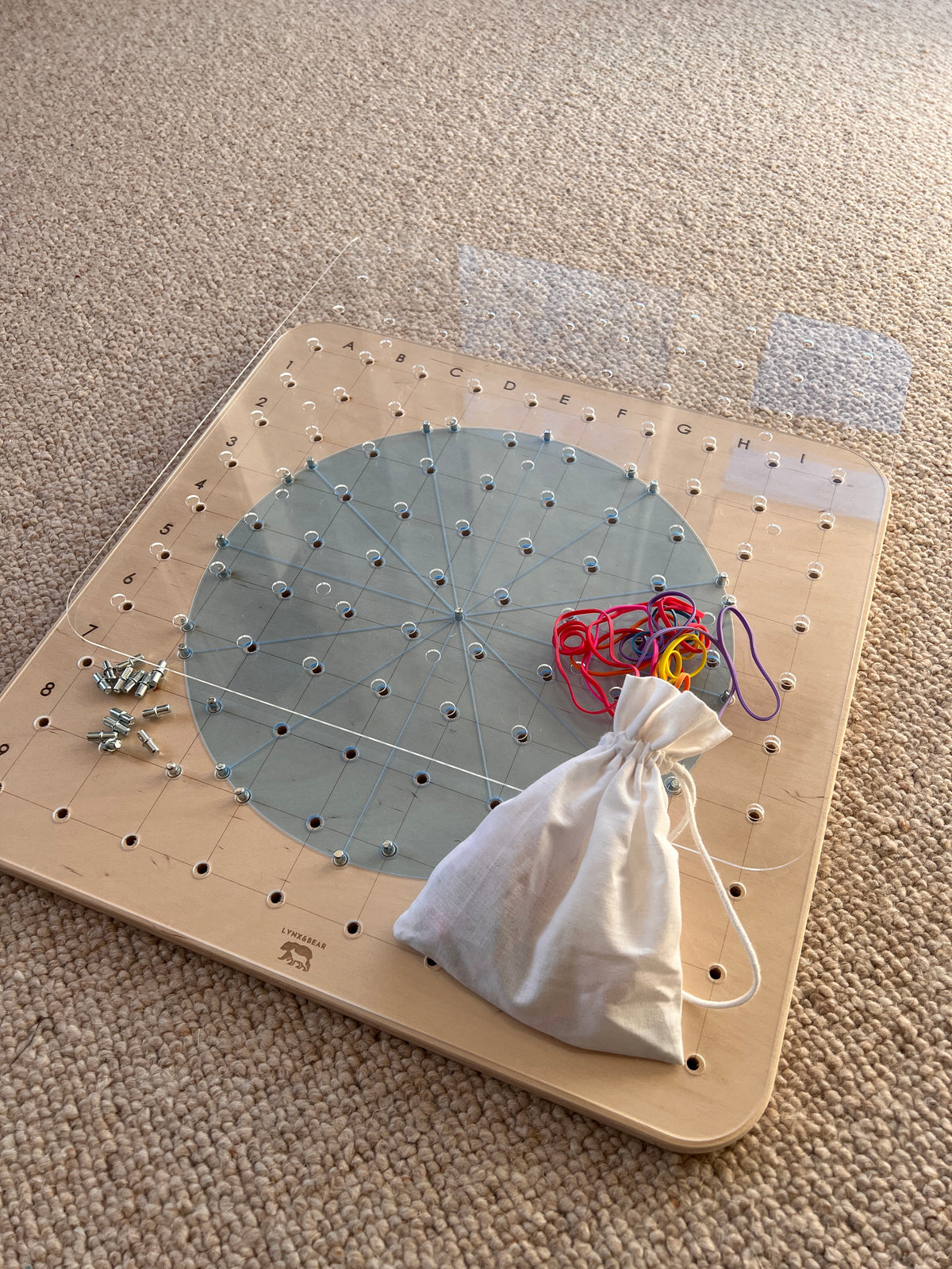 Drewniany geoplan edukacyjny dla dzieci 45 × 45 cm – geometria, kodowanie, ułamki i nauka zegara