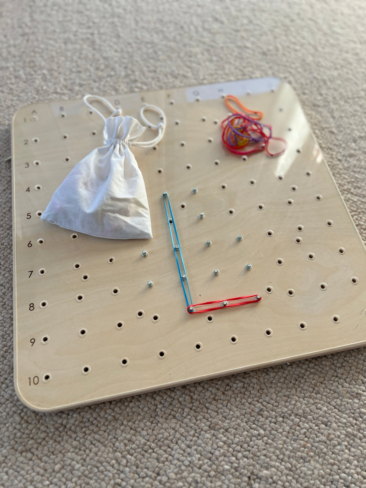 Drewniany geoplan edukacyjny dla dzieci 45 × 45 cm – geometria, kodowanie, ułamki i nauka zegara
