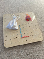 Drewniany geoplan edukacyjny dla dzieci 45 × 45 cm – geometria, kodowanie, ułamki i nauka zegara